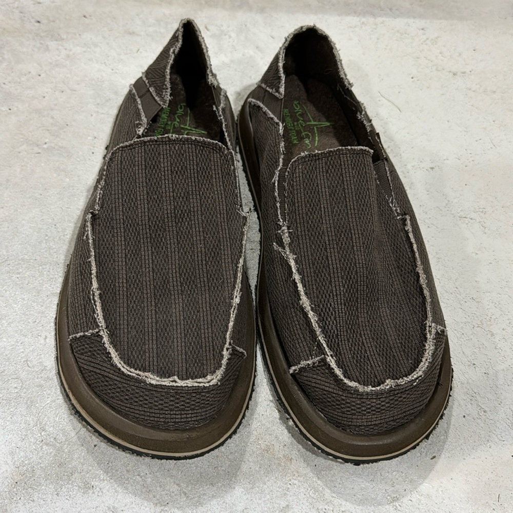 Blue fin slip on